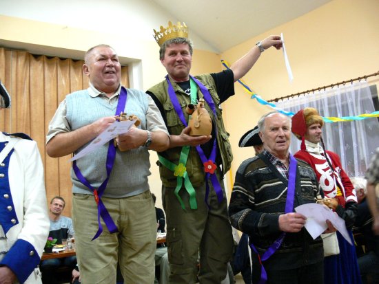 Šťastní vítězové prestižní kategorie slivovice, z nichž první dva bodovali i v kategorii hruškovice. Vítězný Makúch si odnesl i třetí cenu v nestandardu 
FOTO: ILONA MAZALOVÁ