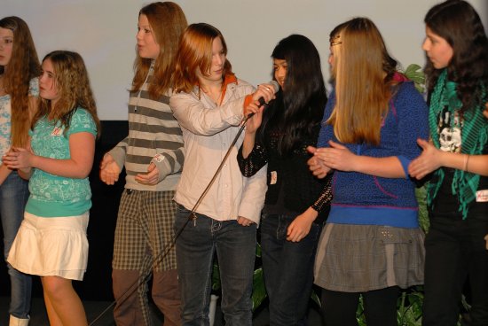 Účastnice semifinálového kola pěvecké soutěže KoprStar 2010 zpívají společnou píseň. V těchto dnech je již možné na internetu vyjádřit své sympatie jednomu z deseti finalistů.
FOTO: DAVID MACHÁČEK