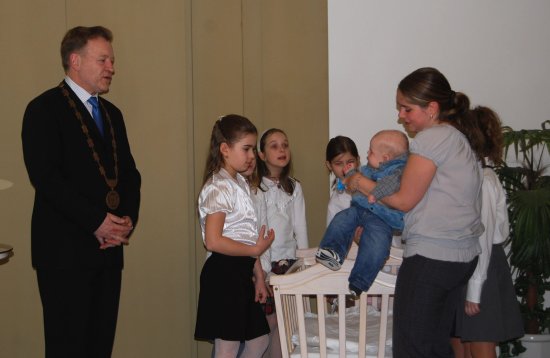 Starosta Josef Jalůvka minulou sobotu přivítal jednatřicet nových občánků Kopřivnice, tento akt byl prvním v letošním roce. Další je plánován na červen.
FOTO: DANA HOĎÁKOVÁ