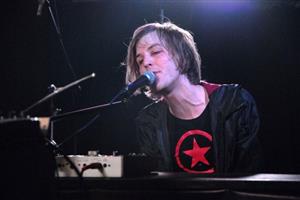 Pražská kapela Sunflower Caravan přivezla minulý týden do kopřivnické Nory svou originální muziku. Klávesák kapely vystupující pod jménem Andy dokonce také zpíval.
FOTO: DAVID MACHÁČEK