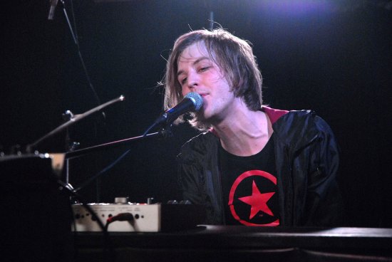 Pražská kapela Sunflower Caravan přivezla minulý týden do kopřivnické Nory svou originální muziku. Klávesák kapely vystupující pod jménem Andy dokonce také zpíval.
FOTO: DAVID MACHÁČEK