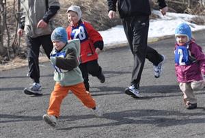Na Mořkovském zajíci si s chutí zaběhali i malí atleti. Závod dětí do čtyř let vyhrál Matěj Melčák (v čele).
FOTO: JANA FEILHAUEROVÁ