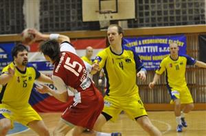 Jiří Gřes s Jiřím Lipovým se v domácím zápase s Duklou snaží ubránit Milana Kotrče. Ten se i tak prosadil celkem pětkrát. Dukla vyhrála sérii 2:0.
FOTO: JANA FEILHAUEROVÁ