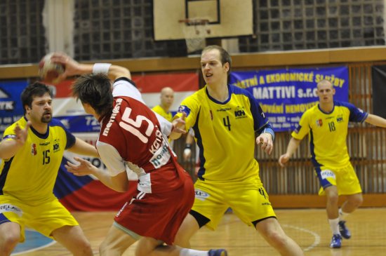 Jiří Gřes s Jiřím Lipovým se v domácím zápase s Duklou snaží ubránit Milana Kotrče. Ten se i tak prosadil celkem pětkrát. Dukla vyhrála sérii 2:0.
FOTO: JANA FEILHAUEROVÁ