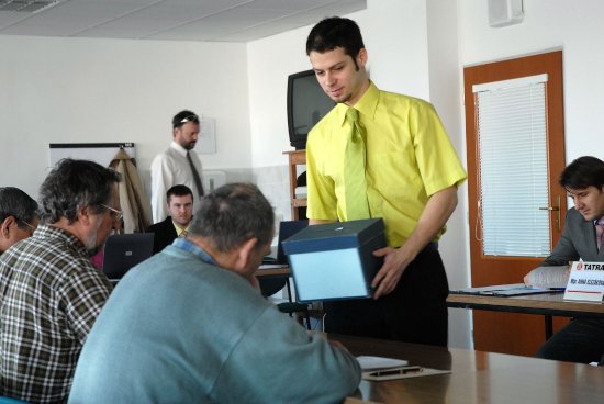 Skrutátoři sbírají hlasy akcionářů na páteční mimořádné valné hromadě automobilky Tatra. Ta rozhodla, že firma může být zastavena bankám, které ji úvěrují.
FOTO: DAVID MACHÁČEK