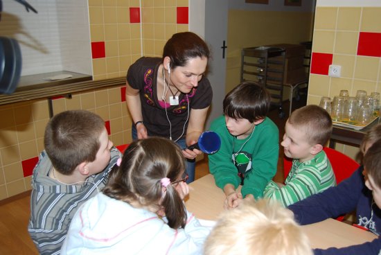 Redaktorka Českého rozhlasu během večera zprostředkovávala vstupy do éteru, v nichž sdělovali své zážitky z Noci s Andersenem nejen děti, ale i dospělí.
FOTO: DANA HOĎÁKOVÁ