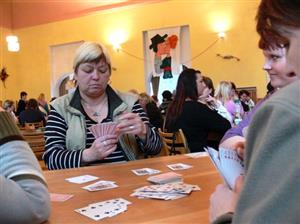 Heslem turnaje hráček žolíků v Kateřinicích je kromě smíchu a dobré nálady skutečnost, že karty hrají hlavně pro zábavu a setkání s príma ženskýma.
FOTO: ILONA MAZALOVÁ