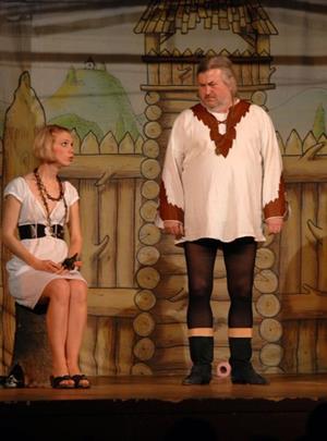 Prozatímně osvobozené divadlo Františka Ringo Čecha hrálo svou komedii Dívčí válka před naprosto vyprodaným velkým sálem kulturního domu.
FOTO: DAVID MACHÁČEK