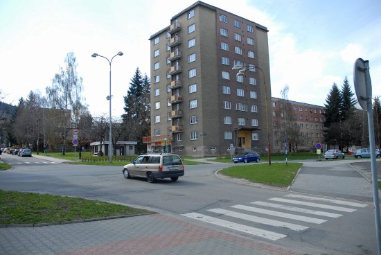 Původně odložený plán na vybudování okružní křižovatky ulic Obránců míru, Francouzské a Školní je znovu aktuální. Město nyní bojuje s časem a chybějícími penězi.
FOTO: DAVID MACHÁČEK