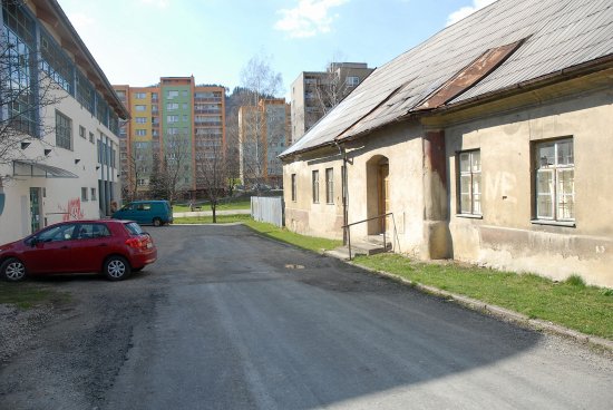 Historický objekt kopřivnického Zemanství (vpravo) by se měl v budoucnu proměnit mimo jiné v administrativní sídlo naproti stojící farmaceutické firmy Favea. Kdy přesně oprava památky začne, není zatím jisté.
FOTO: DAVID MACHÁČEK