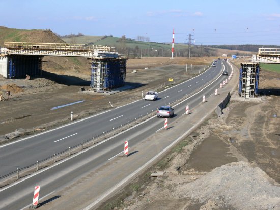 Přemostění silnice I/48 z Nového Jičína do Frýdku-Místku si vyžádá uzávěrku v obou směrech od 9. dubna od 7 hodin do 14. dubna do 7 hodin ráno. 
FOTO: ILONA MAZALOVÁ