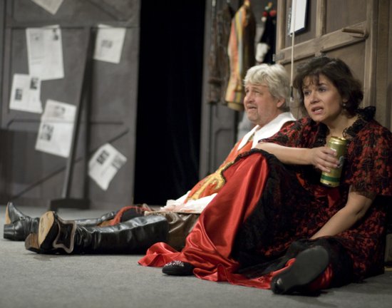 Také Ivanu Andrlovou mohou diváci vidět v jedné z alternací inscenace komedie Dnes hrajeme Cyrana, se kterou do Kopřivnice přijede pražské divadlo Háta. 
FOTO: DIVADLO HÁTA