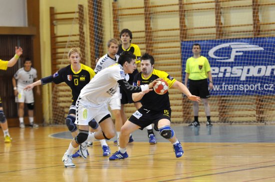 Kopřivnický pivot Jiří Gřes (č. 15) byl v utkání s Plzní nejen tradičním pilířem obrany, ale dařilo se mu i v útoku. Celkem Plzni nastřílel třináct branek.
FOTO: JANA FEILHAUEROVÁ