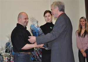 Cenu za své sportovní výkony v roce 2009 v Šustalově vile převzal i silový trojbojař Libor Burýšek.
FOTO: JANA FEILHAUEROVÁ