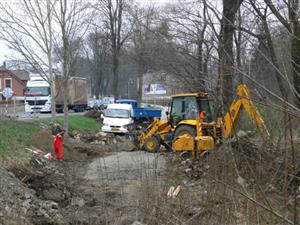 Přemostění Kopřivničky v Příboře při výjezdu směrem na Lubinu si do konce měsíce května vyžádá omezení dopravy v jednom směru. Doprava je řízena světelnými semafory.
FOTO: ILONA MAZALOVÁ