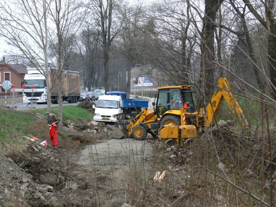 Přemostění Kopřivničky v Příboře při výjezdu směrem na Lubinu si do konce měsíce května vyžádá omezení dopravy v jednom směru. Doprava je řízena světelnými semafory.
FOTO: ILONA MAZALOVÁ