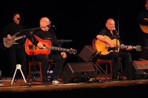 Bratři Jan a František Nedvědovi vy prodali spolu se svou kapelou velký sál kulturního domu. Jejich bezmála dvouhodinové vystoupení obsáhlo jak sólové, tak společné hity obou hudebníků.
FOTO: DAVID MACHÁČEK