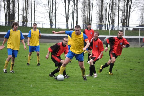 Fotbalisté Kopřivnice se v domácím utkání s Rybí trápili, nakonec se ale jak kapitán Michal Mička, tak celý tým radoval ze tří bodů.
FOTO: JANA FEILHAUEROVÁ