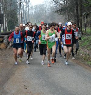 Krátký, ale náročný páteční Běh do vrchu vyhrál Jakub Ambros z Maraton klubu Kopřivnice (č. 25).
FOTO: DAVID MACHÁČEK