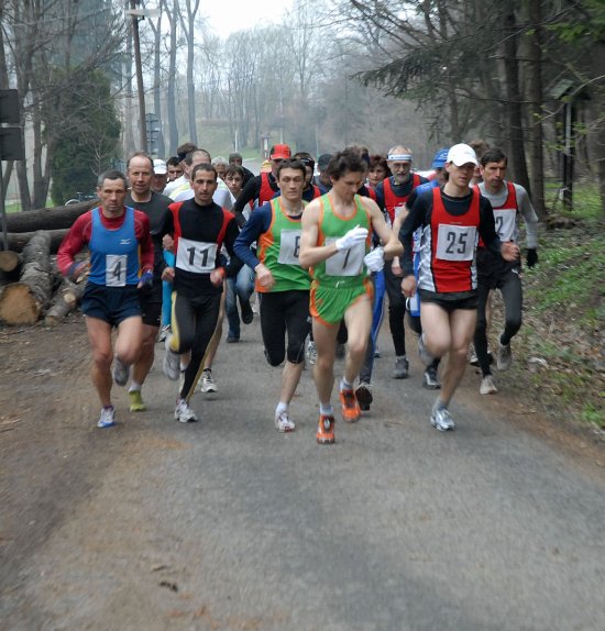 Krátký, ale náročný páteční Běh do vrchu vyhrál Jakub Ambros z Maraton klubu Kopřivnice (č. 25).
FOTO: DAVID MACHÁČEK