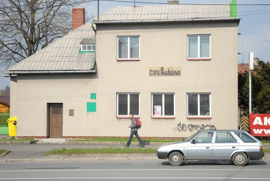 Objekt na křižovatce v Lubině v těsném sousedství školy užívají tamní zahrádkáři. Příští rok se o něj možná podělí se školáky.
FOTO: DAVID MACHÁČEK

