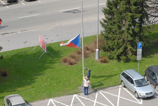 Nejen státní vlajky stažené na půl žerdi, ale také další projevy soustrasti s polskou tragédií se daly ve městě zaznamenat minulý víkend.
FOTO: D. MACHÁČEK