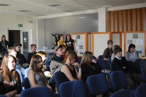 Diskutovat o místě, kde by mohla vzniknout legální stěna pro graffiti, přišlo poměrně dost lidí, kterým je dané téma blízké.
FOTO: DANA HOĎÁKOVÁ