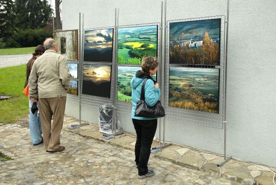 Vernisáž fotografií z kolekce Rozhlednice Ladislava Čevely proběhla na Fojtství. Nyní je možné jeho snímky pořízené z vrcholu rozhledny vidět ve vestibulu radnice. 
FOTO: DAVID MACHÁČEK