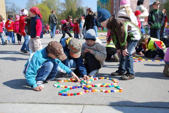 V rámci oslav Dne Země skládaly děti z mateřských škol z vršků plastových láhví motýly, ekologická výstava se poté stěhovala na radnici.
FOTO: RADEK CHVISTEK