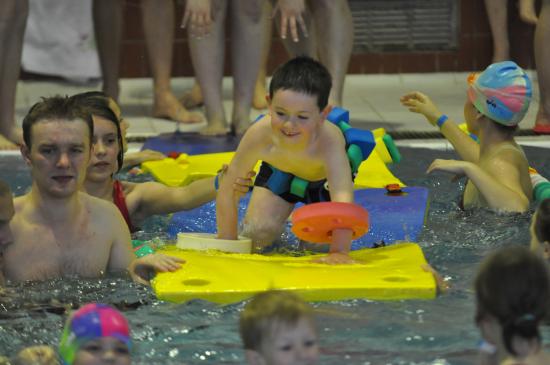 Při Hrách bez hranic se děti při překonávání překážek viditelně bavily, vzájemně si pomáhaly a fandily.
FOTO: JANA FEILHAUEROVÁ

