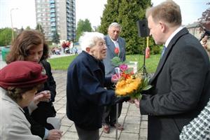 Trojice vyznamenaných si kromě pamětní medaile odnesla také květiny a poděkování starosty města. Oceněni byli v rámci oslav Dne vítězství 6. května.
FOTO: DAVID MACHÁČEK
