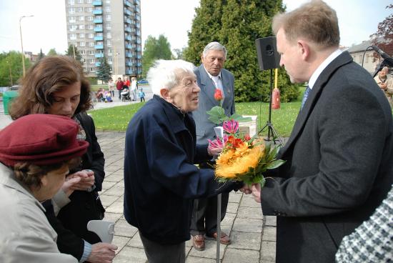 Trojice vyznamenaných si kromě pamětní medaile odnesla také květiny a poděkování starosty města. Oceněni byli v rámci oslav Dne vítězství 6. května.
FOTO: DAVID MACHÁČEK