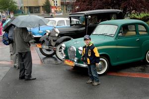Austin A35 z roku 1958 a také Ford A z roku 1928 patřily k obdivovaným skvostům kolony historických vozidel, která se v Kopřivnici zastavila v rámci 2. ročníku Májové vyjížďky. 
FOTO: DAVID MACHÁČEK