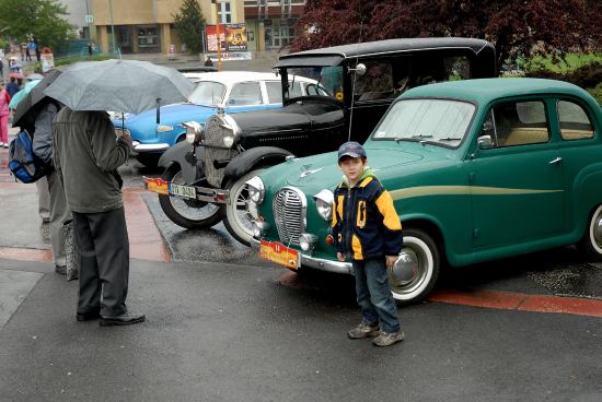Austin A35 z roku 1958 a také Ford A z roku 1928 patřily k obdivovaným skvostům kolony historických vozidel, která se v Kopřivnici zastavila v rámci 2. ročníku Májové vyjížďky. 
FOTO: DAVID MACHÁČEK
