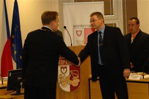 Evžen Milčinský skládá slib a stává se novým zastupitelem města za ODS. Ve funkci nahradil Jiřího Sumbala, který rezignoval.
FOTO: DAVID MACHÁČEK