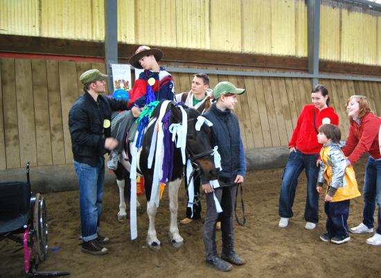 Disciplíny Zdobení koně s následnou Jízdou králů byly jednou z hlavních atrakcí druhé akce ze série Hry bez hranic pořádané místním Dětským centrem.
FOTO: DANA HOĎÁKOVÁ