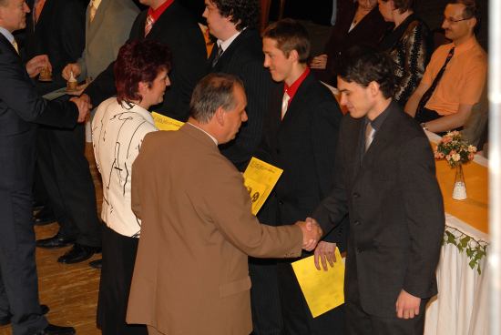 Studenti všech oborů místní střední školy si minulý pátek mohli oddechnout po náročném týdnu. Ti úspěšní převzali maturitní vysvědčení.
FOTO: DAVID MACHÁČEK