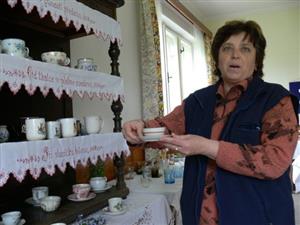 Nahlédnout do starých kredencí, především do sbírek porcelánových hrníčků, umožnila jedna z organizátorek výstavy v Prchalově Alena Sochová.
FOTO: ILONA MAZALOVÁ