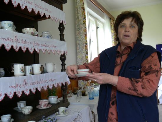 Nahlédnout do starých kredencí, především do sbírek porcelánových hrníčků, umožnila jedna z organizátorek výstavy v Prchalově Alena Sochová.
FOTO: ILONA MAZALOVÁ