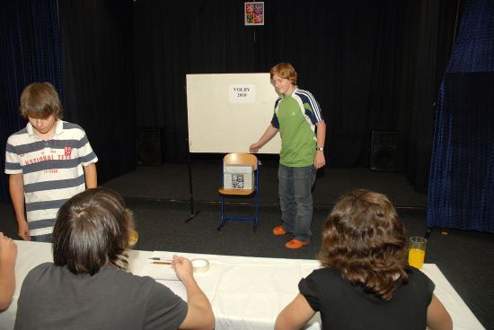 Jaké je to vhodit lístek do volební urny si minulý týden mohli vyzkoušet také deváťáci ze ZŠ Alšova.
FOTO: DAVID MACHÁČEK
