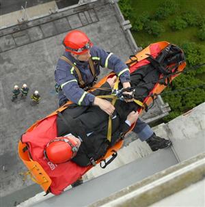 V rámci akce Preventění profesionální hasič předvádí evakuaci zraněného slaněním ze střechy městského úřadu. Figurantem byl starosta Josef Jalůvka.
FOTO: DAVID MACHÁČEK