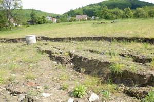 Masiv nedávno navezené zeminy v lokalitě za Farskou zahradou ve Štramberku se utrhl po vydatných deštích v polovině května. Se sanací se čeká na lepší počasí. 
FOTO: DAVID MACHÁČEK