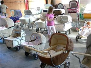 Součástí Erbovních slavností byla výstava dětských kočárků Jany Hýlové v prostorách požární zbrojnice. Ta navíc patrně k doplnění sbírky v tombole vyhrála zahradnické kolečko.
FOTO: ILONA MAZALOVÁ