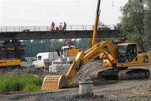 Během minulého týdne vzniklo v místě budoucího křížení silnice se železnicí prozatímní přemostění. Stavba příborského obchvatu zatím pokračuje podle plánu.
FOTO: DAVID MACHÁČEK