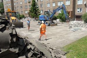 Práce na první etapě revitalizace veřejných prostranství v oblasti sídliště Jih začaly demolicí současných povrchů parkovišť a chodníků v okolí ulice Štramberské.
FOTO: DAVID MACHÁČEK