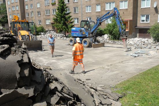 Práce na první etapě revitalizace veřejných prostranství v oblasti sídliště Jih začaly demolicí současných povrchů parkovišť a chodníků v okolí ulice Štramberské.
FOTO: DAVID MACHÁČEK