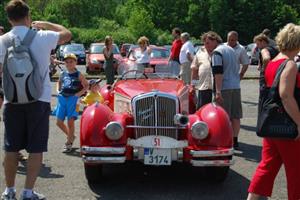 Aby organizátoři akce 1000 veteránů naplnili název tohoto srazu milovníků historických aut a motorek, muselo by jich na polygon dorazit ještě o tři stovky víc.
FOTO: DANA HOĎÁKOVÁ