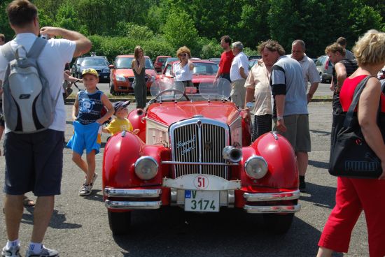 Aby organizátoři akce 1000 veteránů naplnili název tohoto srazu milovníků historických aut a motorek, muselo by jich na polygon dorazit ještě o tři stovky víc.
FOTO: DANA HOĎÁKOVÁ