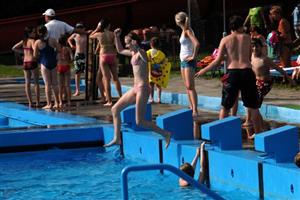 Horké dny druhé poloviny minulého týdne přímo vybízely, aby je lidé strávili u vody. Na kopřivnickém koupališti měli tuto možnost poprvé 10. června.
FOTO: DAVID MACHÁČEK