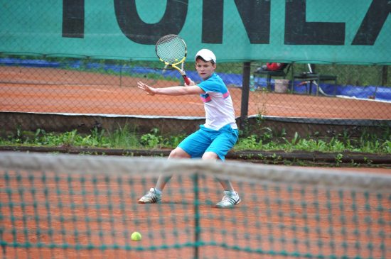 Kopřivnický tenista Samuel Ollender v mistrovském utkání starších žáků se Vsetínem vyhrál dvouhru i čtyřhru, jeho tým ale nakonec prohrál 4:5.
FOTO: JANA FEILHAUEROVÁ